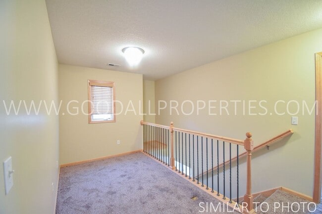 Building Photo - 2 Bedroom, 2.5 Bath Townhouse in Ankeny
