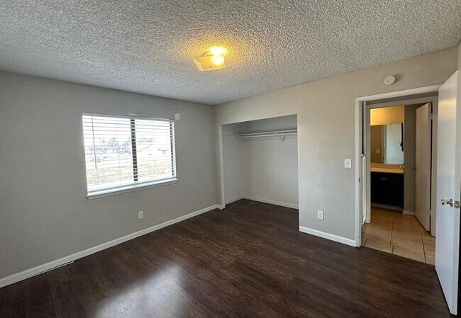 Building Photo - 9470 Peach Ave