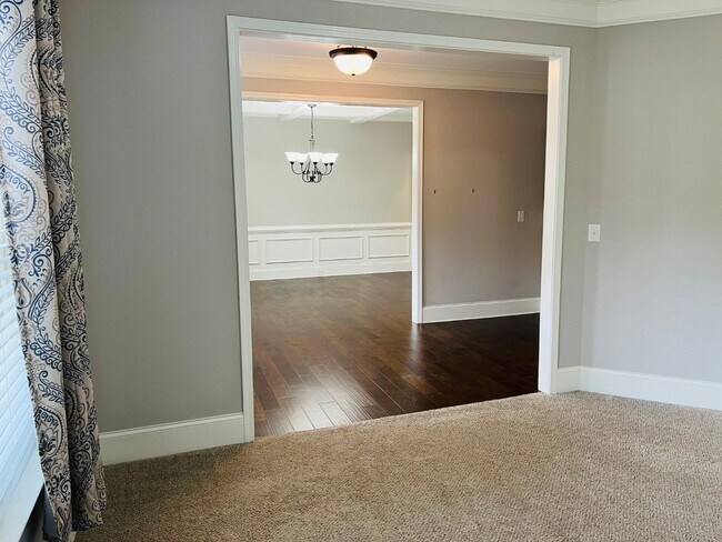 Building Photo - WOW! 5 bed, 4 full baths, brick exterior, ...