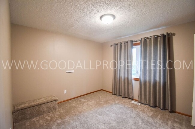 Building Photo - 2 Bedroom + Flex Rm/2 Bath Duplex with Garage