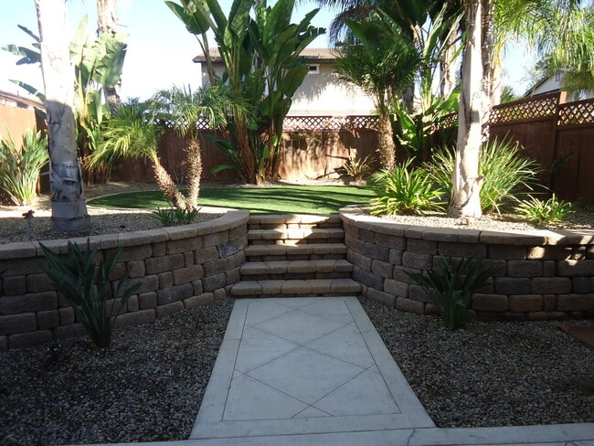 Building Photo - GORGEOUS TOWNHOME 3 BR, 2.5 BA, 2 CAR GARAGE