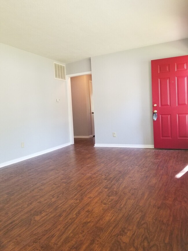 Building Photo - Beautifully redone 3 bedroom home in Grandview