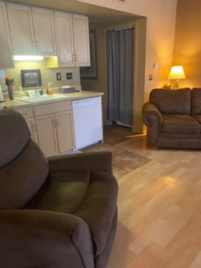 Building Photo - Furnished 2 bedroom 2 bath Loft Style Open...