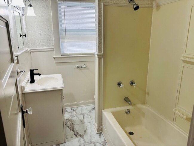 Building Photo - Charming 3 Bedroom Single-Family