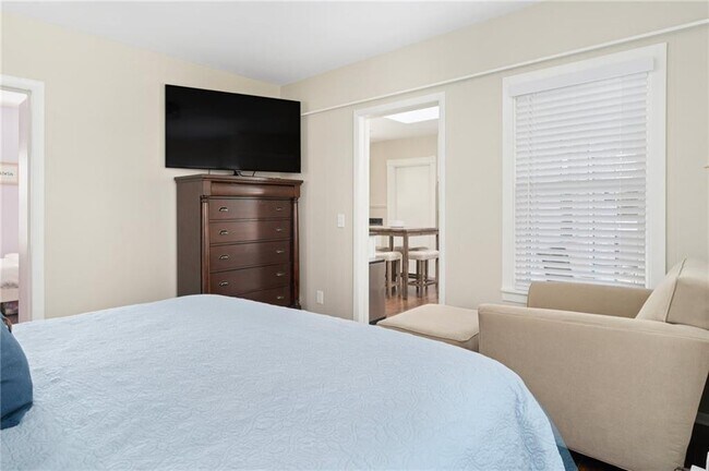 Building Photo - 845 Main St