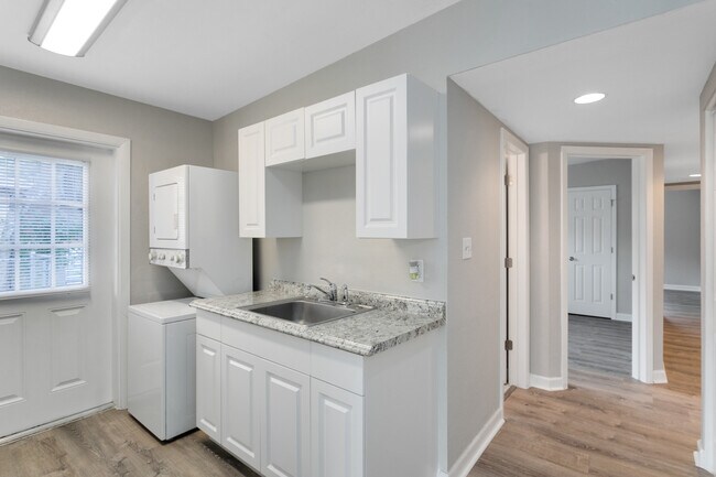 Building Photo - 1511 E Kaley St