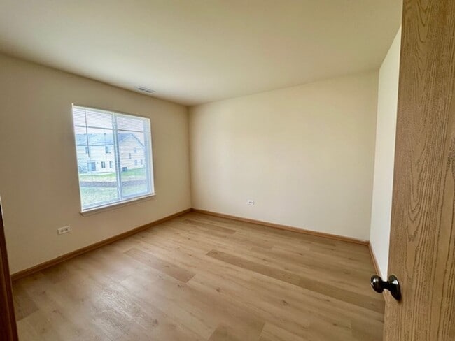 Building Photo - Newly Updated 3 Bedroom 2.5 Baths. One Car...
