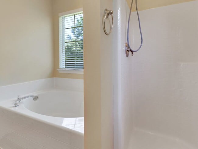 Building Photo - 3 Bed/2 Bath Home in Main Street!