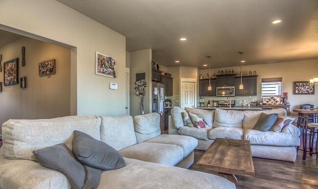 Building Photo - Beautiful 4 Bedroom Home on Bends Eastside!