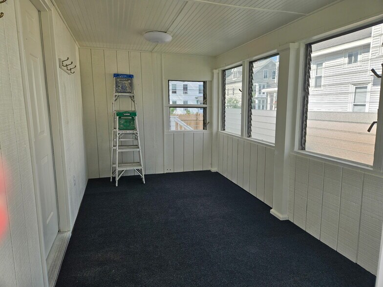 3 season porch - 92 Bank St