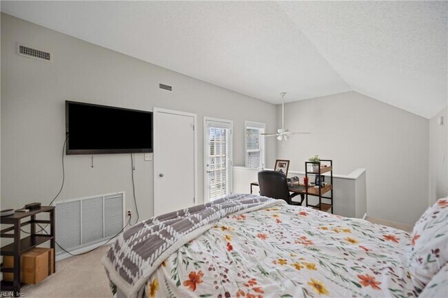 Building Photo - 2304 Bergen Ct
