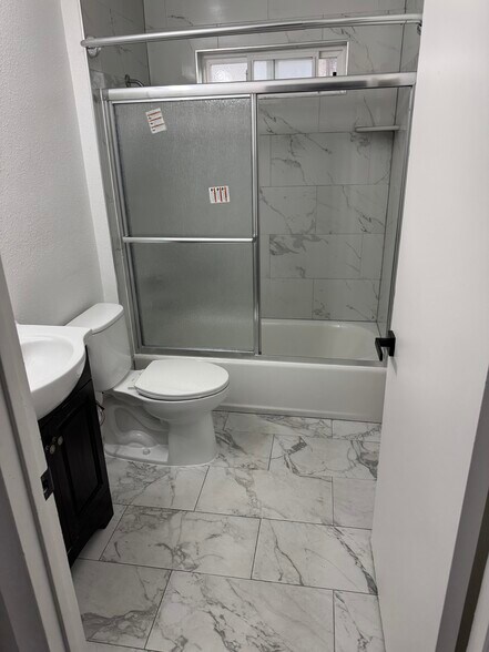 Building Photo - 583 W 16th St