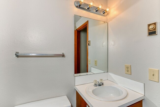 Building Photo - 2 Bedroom 1.5 Bathroom 4 plex