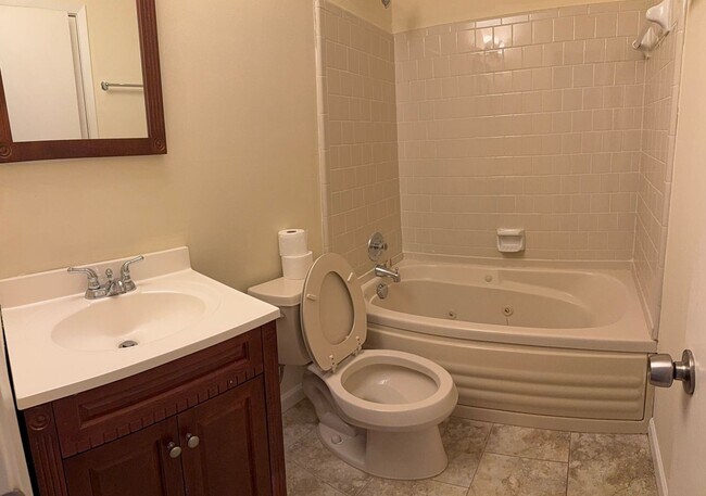 Building Photo - 2 Bed/2 Bath Townhouse in Norcross for Lease