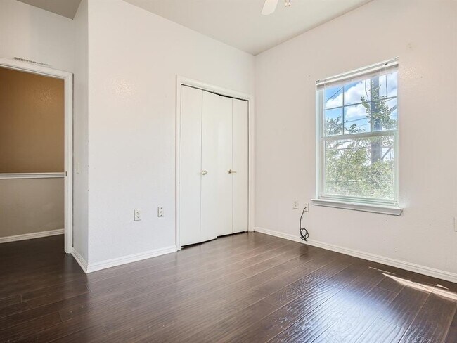 Building Photo - 1200 Perez St