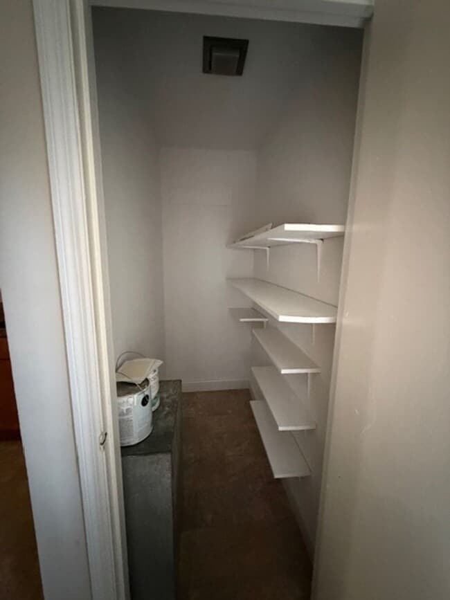 Building Photo - 213 Weeks Dr NE