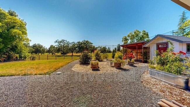 Building Photo - 475 Country Club Dr