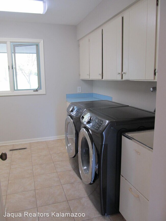 Building Photo - 5 br, 3.5 bath House - 5251 Colony Woods D...