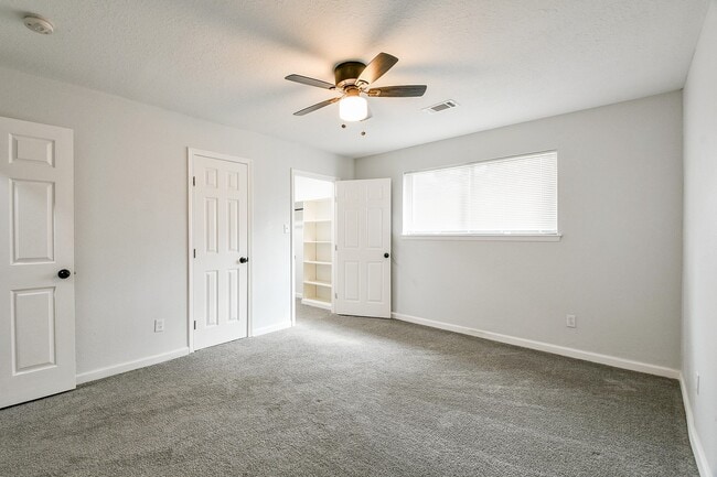 Building Photo - 6002 Greenmont Dr