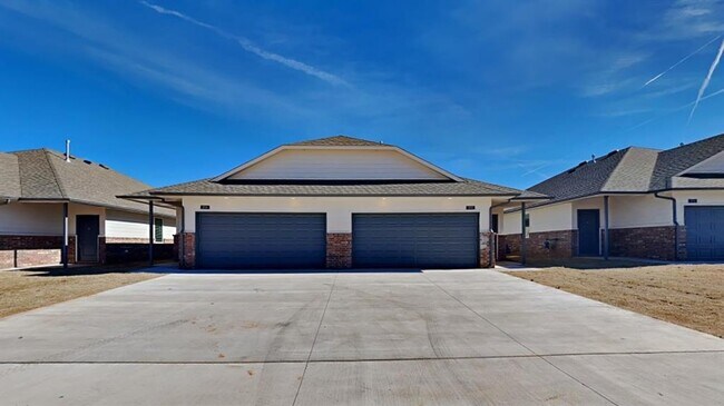 Building Photo - Luxury 3 Bedroom 2 Bathroom Duplex with 2 Car Garage in Bethany, Ok (LAWN CARE INCLUDED)