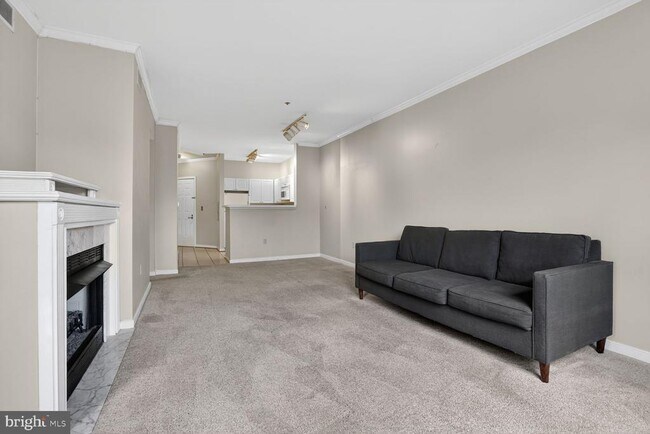 Building Photo - 1645 International Dr