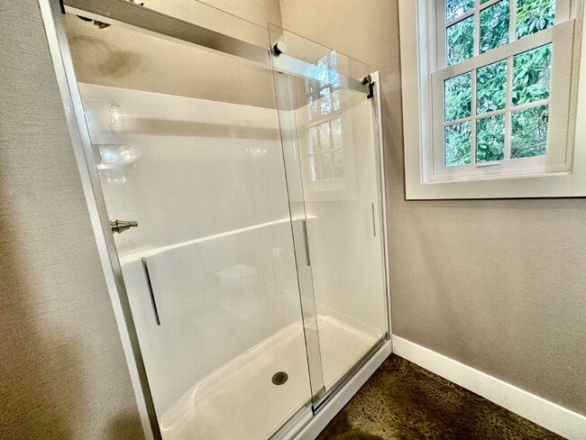 Building Photo - Large Modern Loft Home in Downtown Bluffton!