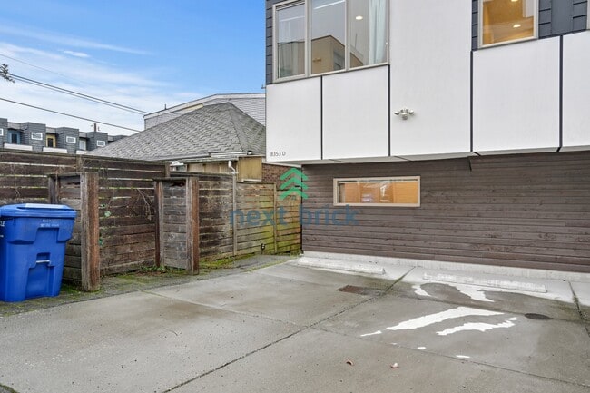 Building Photo - A beautiful 3 bed and 2 bathroom townhouse for rent