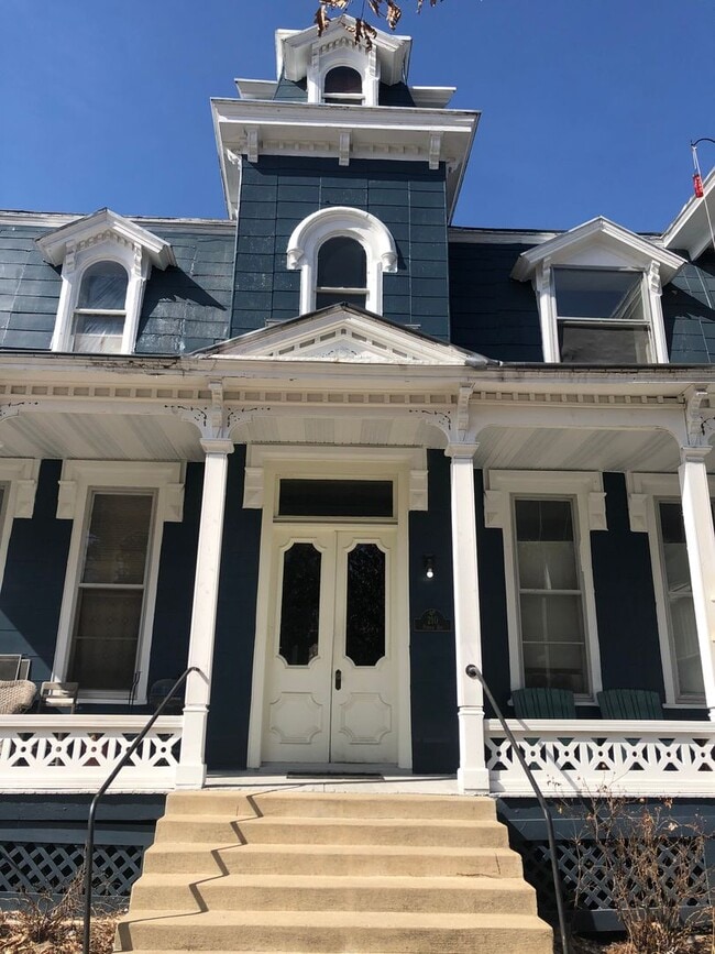 Building Photo - Historic, Upstairs One Bedroom Apartment