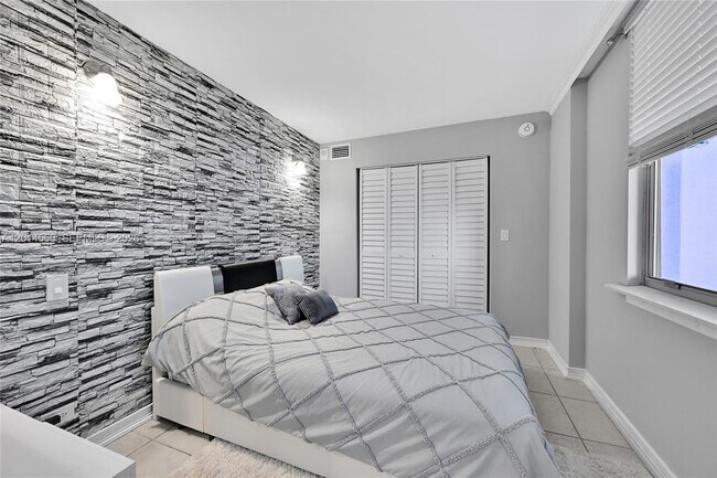 Building Photo - 6039 Collins Ave