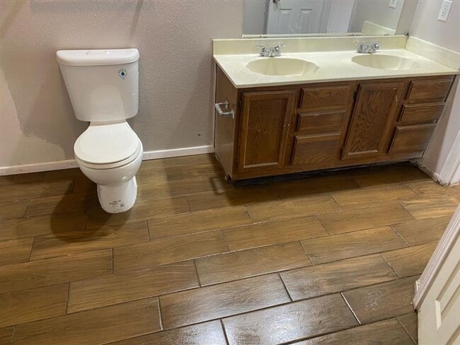 Building Photo - Large 3 bed 2 bath duplex