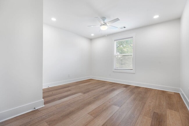 Building Photo - Four Bedroom Four Bath Home