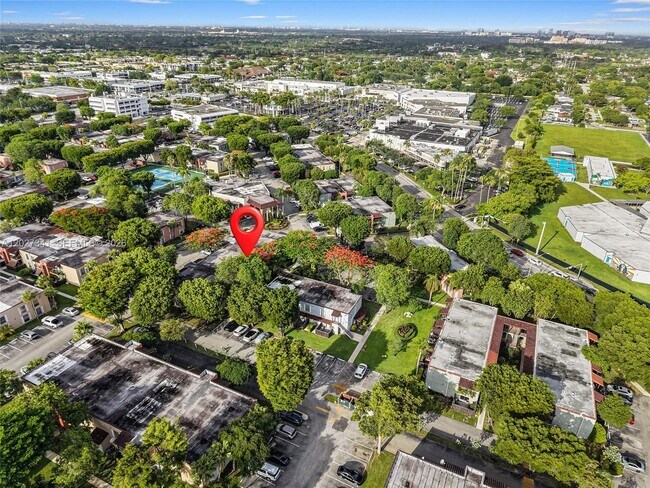 Building Photo - 10780 N Kendall Dr