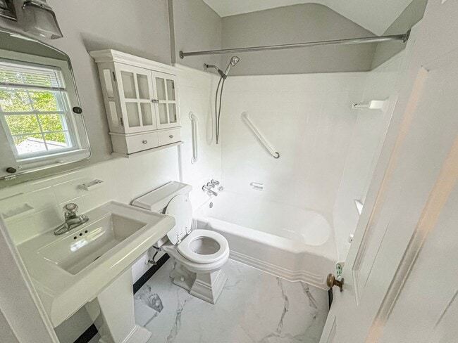 Building Photo - Classic 3 Bedroom 1.5 Bathroom Colonial In...