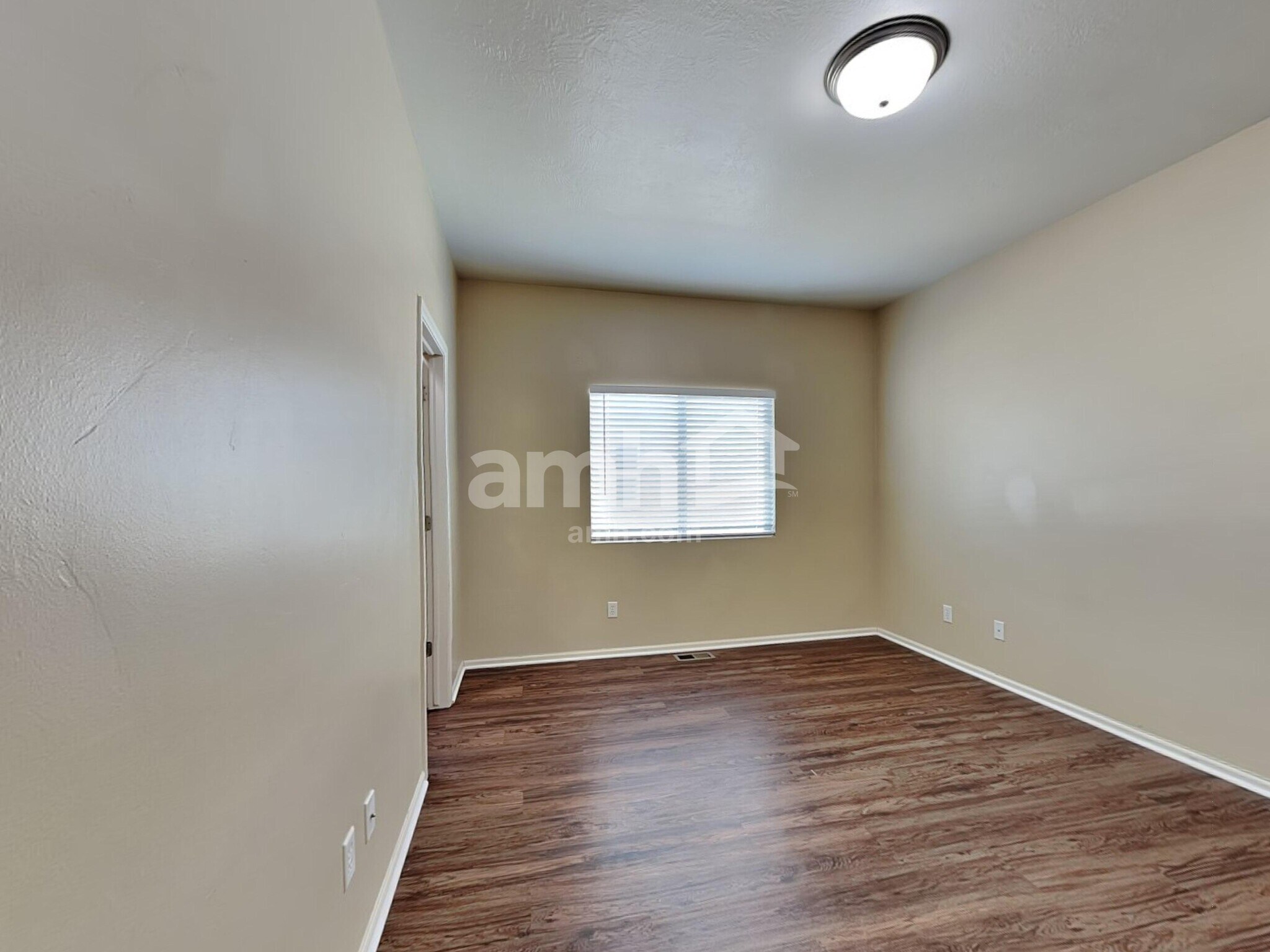 Building Photo - 31 W Clear Water Dr