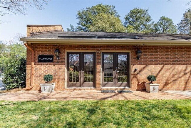 Building Photo - 49 Willow Glen NE