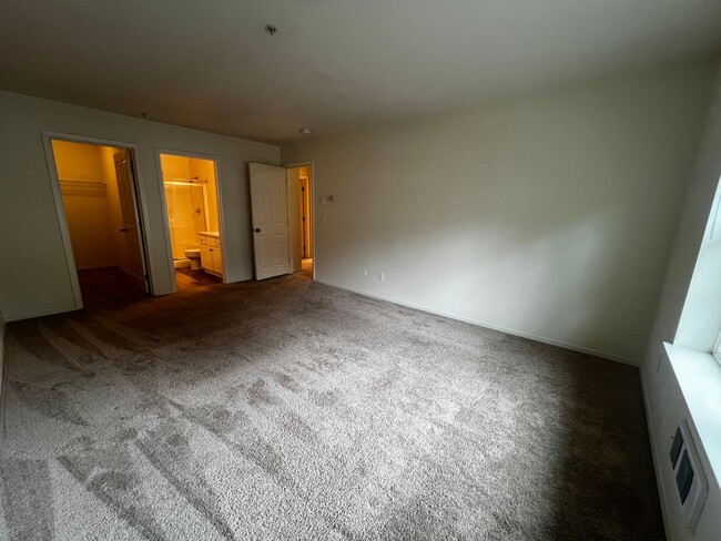 Building Photo - DuPont Condo, 3 bedrooms, 2.5 bath for Rent