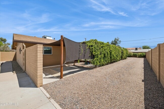 Building Photo - 4819 E Cambridge Ave