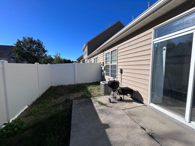 Building Photo - 3BR Townhouse Condo with Garage "ASK ABOUT OUR ZERO DEPOSIT"