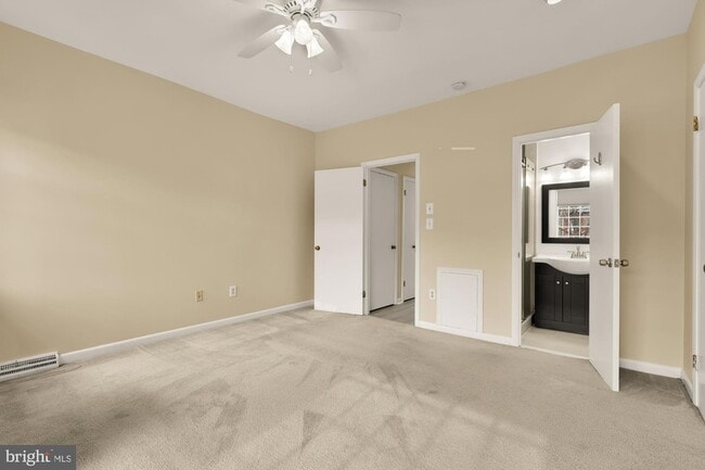 Building Photo - 650 E Street NE Unit A