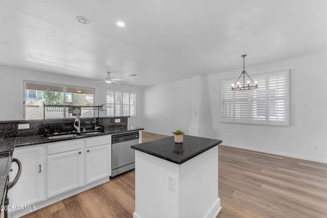Building Photo - 2318 E Sunland Ave