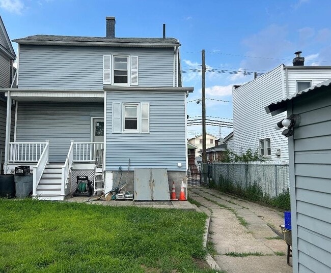 Building Photo - 165 Gates Ave
