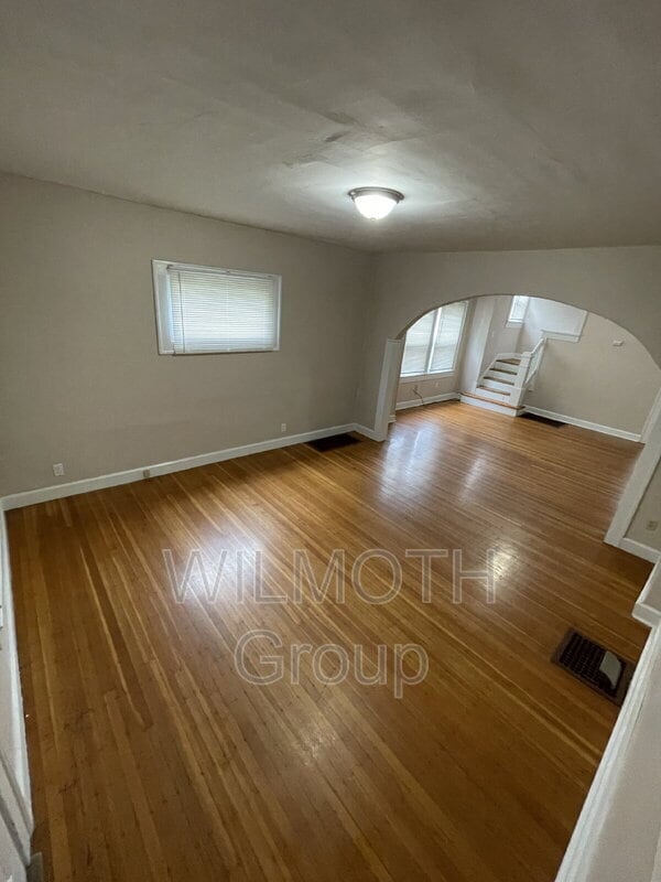 Building Photo - 815 N Riley Ave