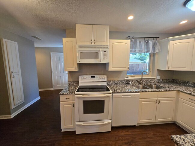 Building Photo - 3 Bedroom 2 Bath 2 Car Garage - Backs Up To A Nice Farm