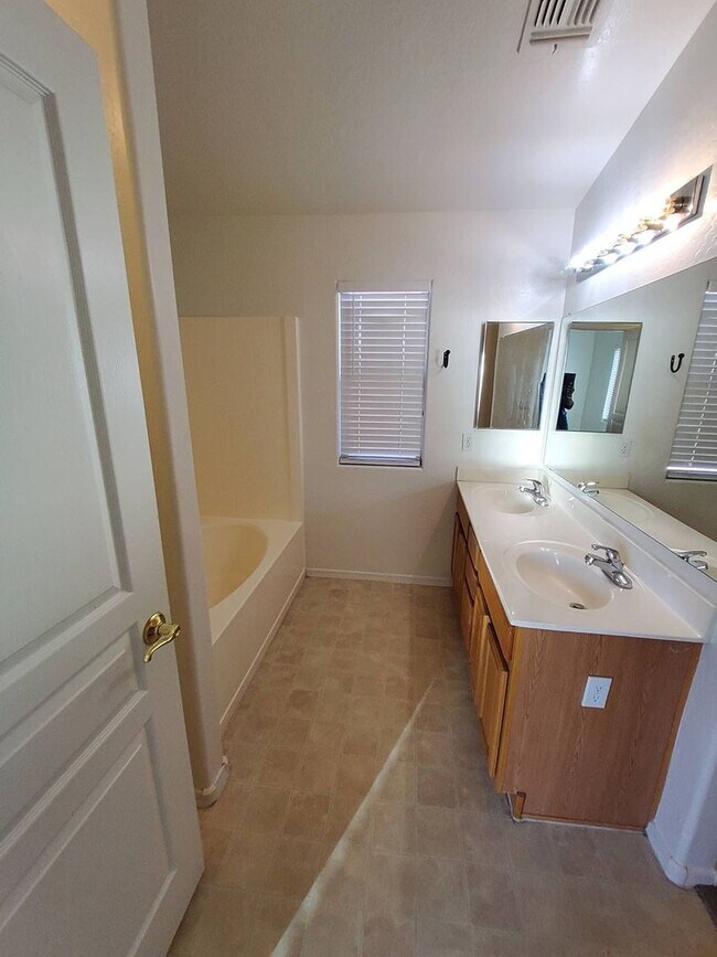 Building Photo - Laveen 3 bedroom
