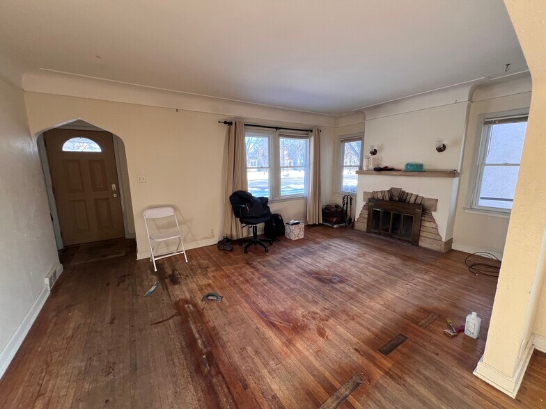 LR and Entry - 4536 Park Ave