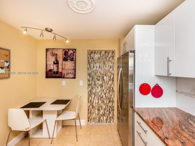 Building Photo - 1410 S Ocean Dr