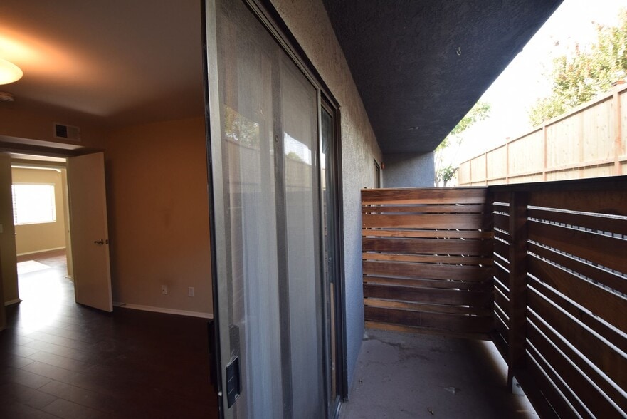 Building Photo - 2119 Elsinore St