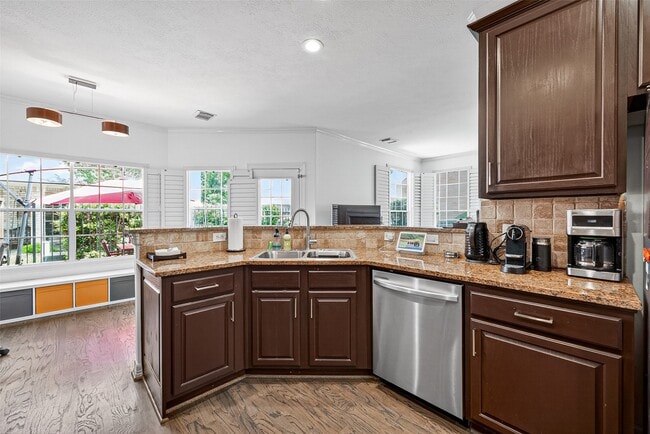 Building Photo - 1015 Enclave Square S