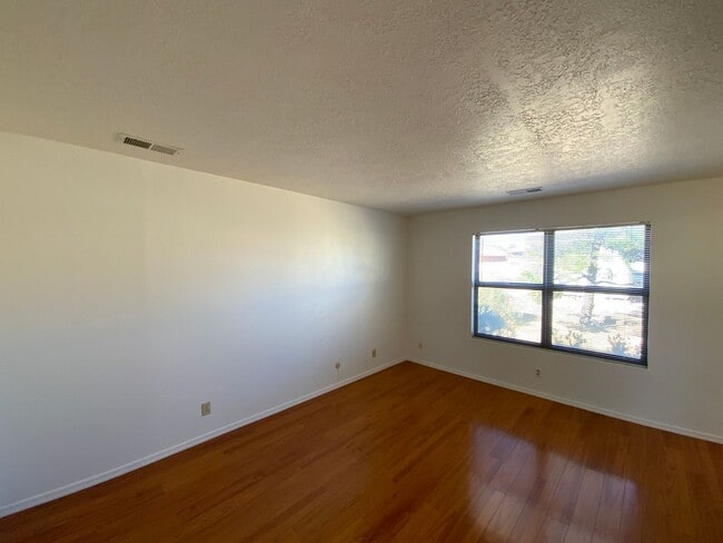 Building Photo - 3 Bedroom Single Story Home Available Near...