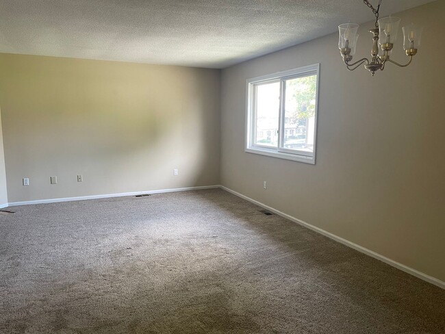 Building Photo - 2 Bedroom, 1.5 bathroom 2nd Level Condo